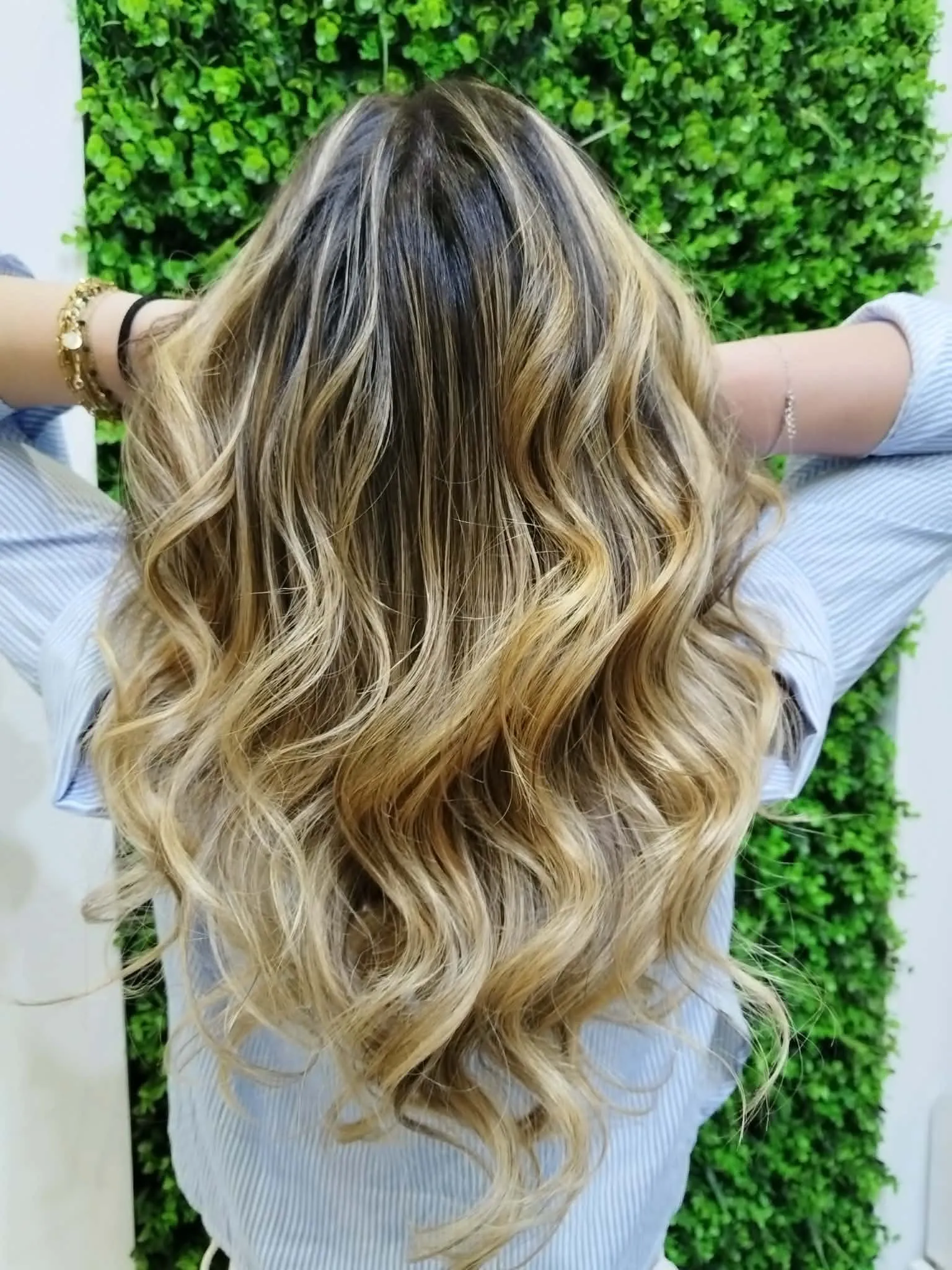 Coafură elegantă salon femei