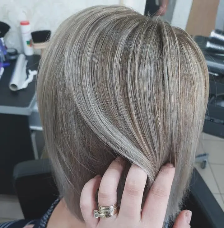 Tunsoare medie femei salon